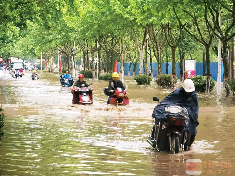 暴雨导致长安路严重积水。本报记者 张方志 摄_副本.jpg