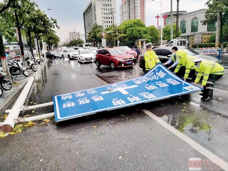 合力清理倒地的路牌（市交警支队供图）_副本.jpg